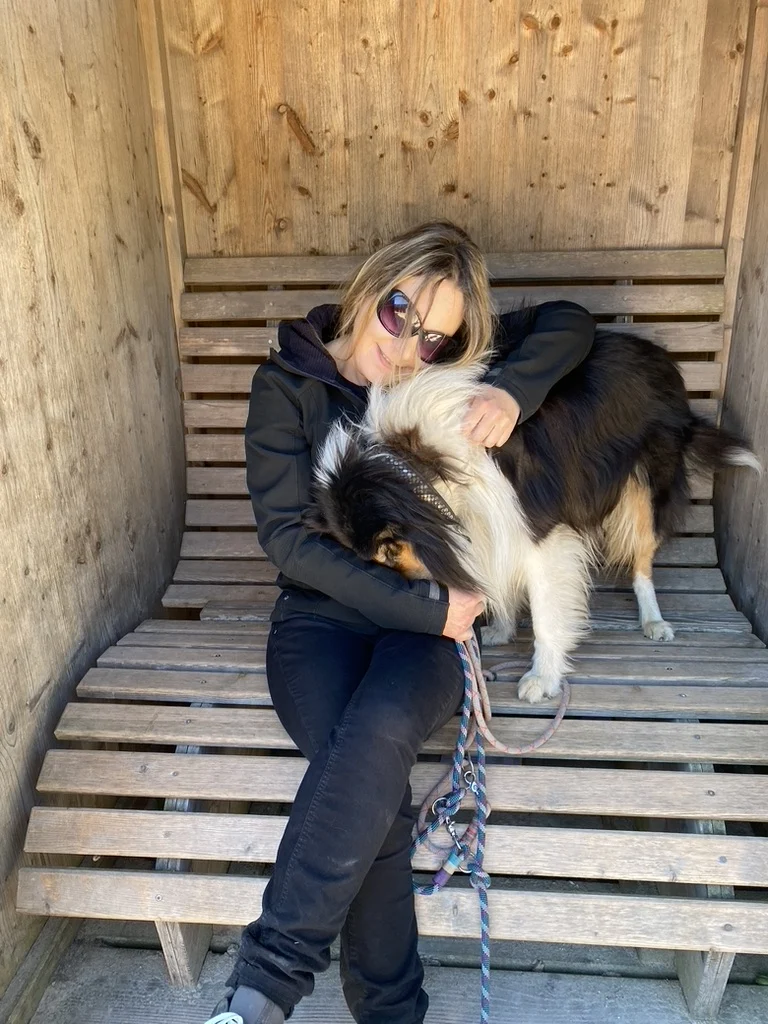 Maria-Elisabeth Schön mit Astor auf einem Liegestuhl